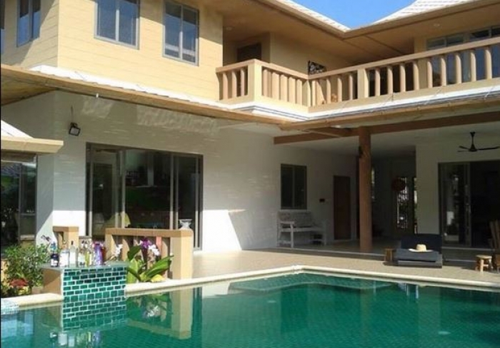 Spacious 5 BR villa 5 minutes from Naithon Beach